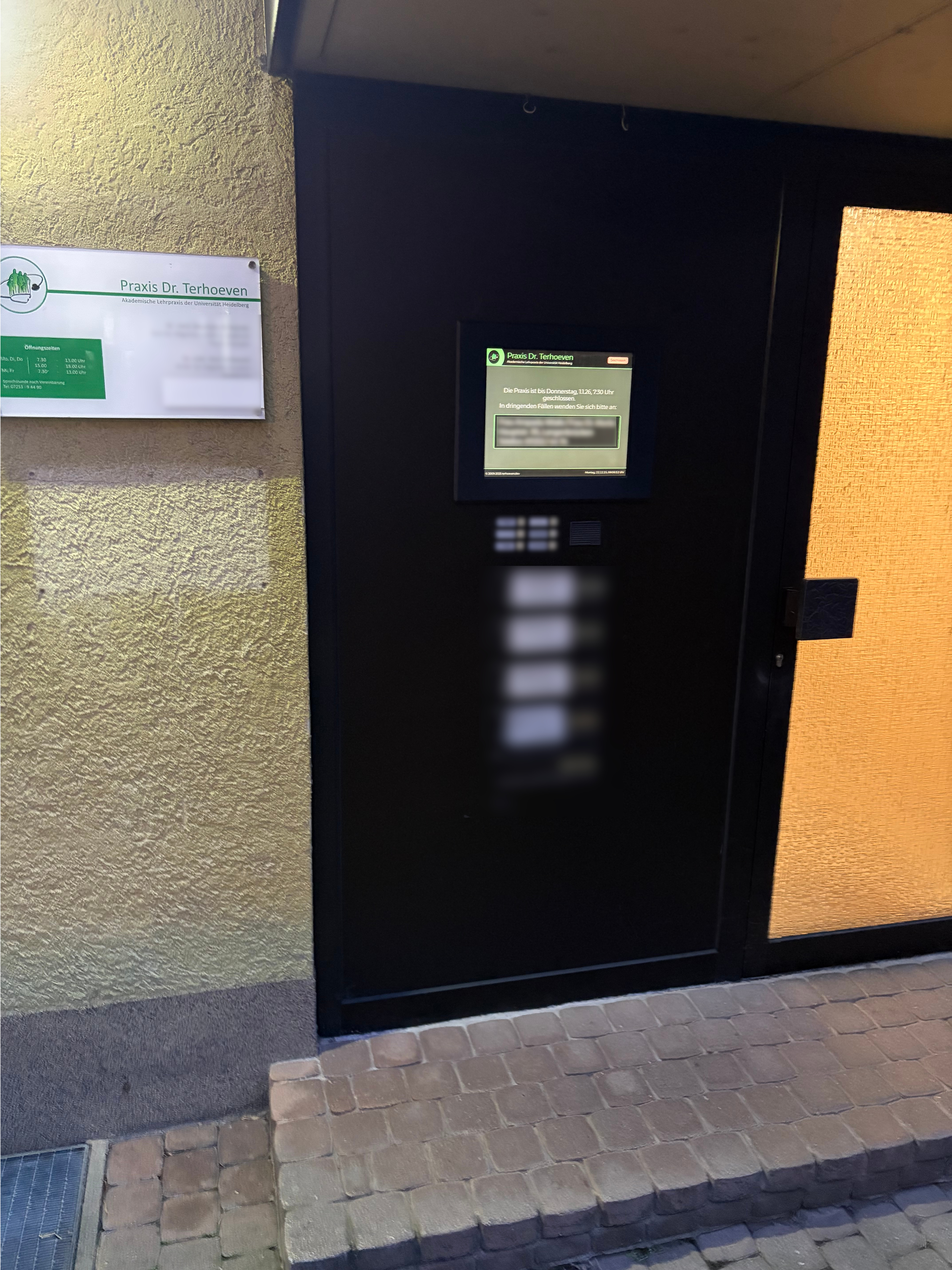 InfoScreen X Display embedded in door